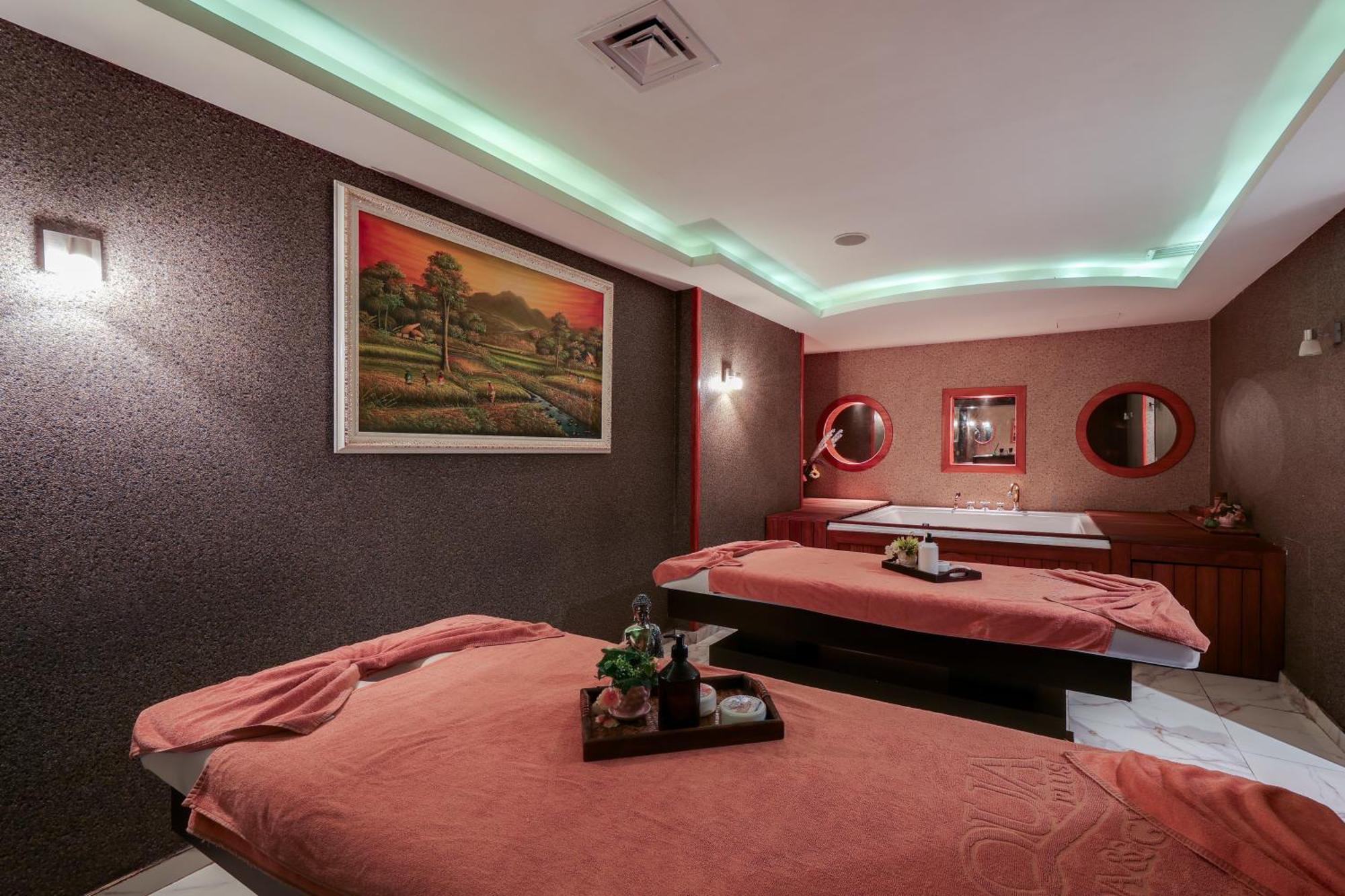 Ramada By Wyndham Old Otel 4*