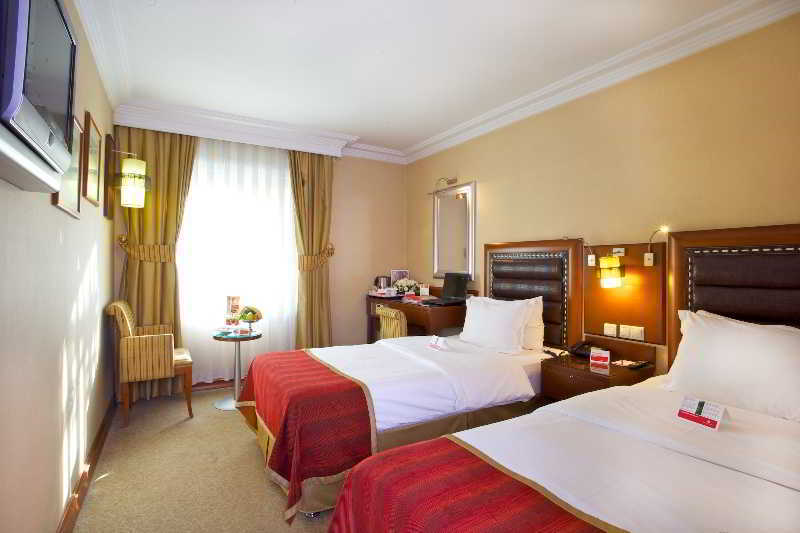 Ramada By Wyndham Old Otel 4*